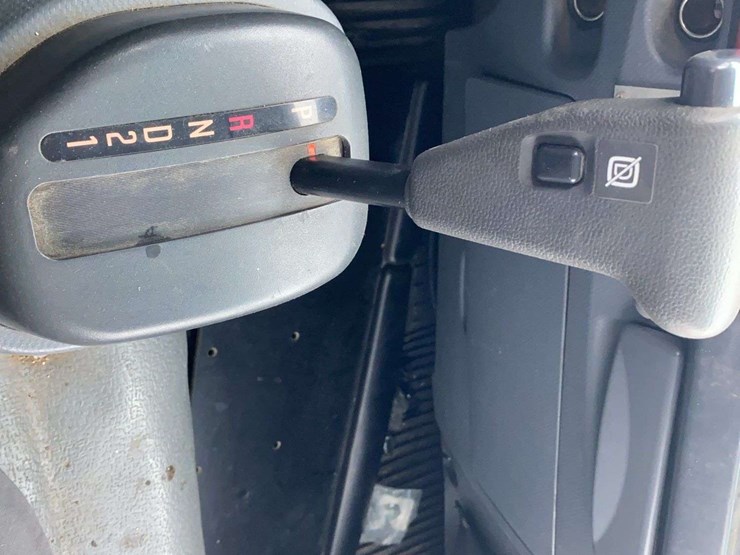 2010-isuzu-nqr-image-18