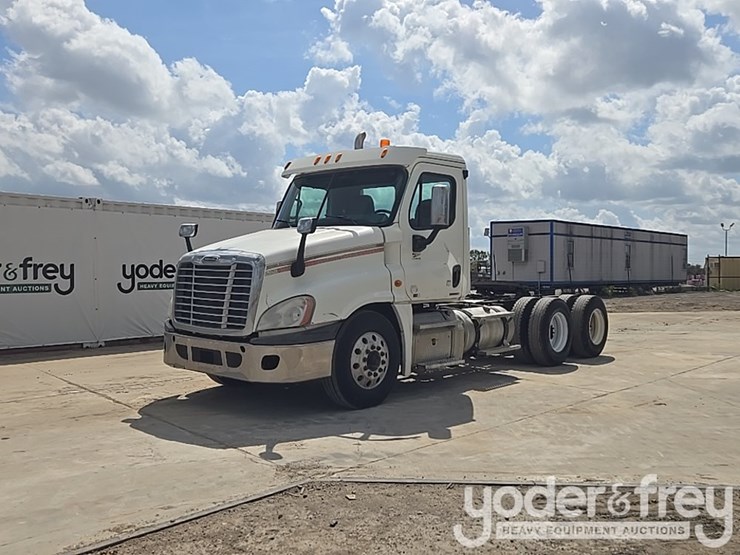 2011-freightliner-cascadia-125-image-1