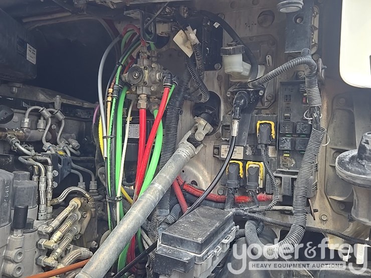 2011-freightliner-cascadia-125-image-58