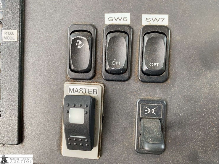 2010-freightliner-m2-106-image-18