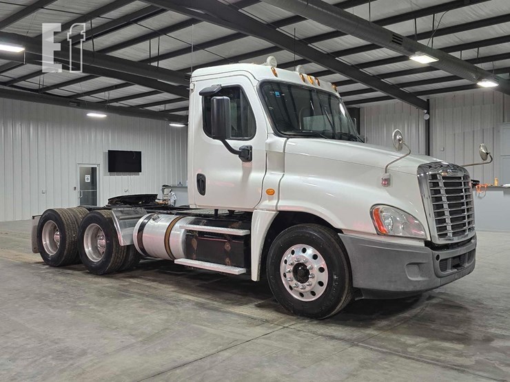 2014-freightliner-cascadia-125-image-2