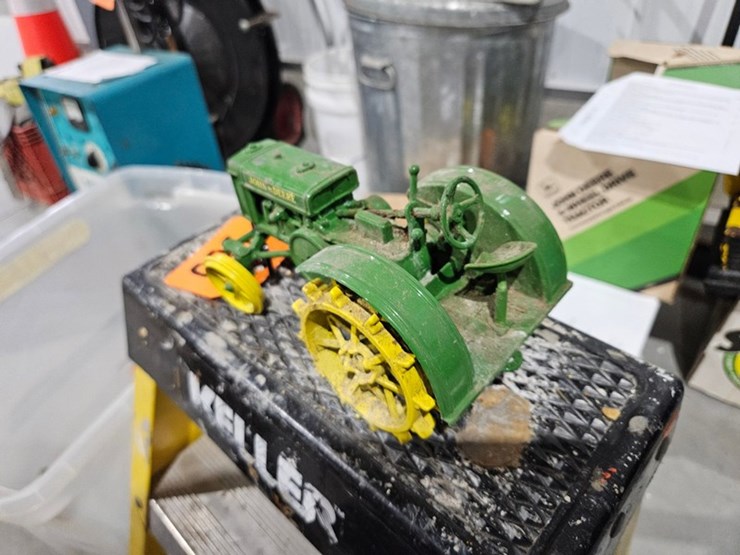 #985-•-john-deere-1/16-die-cast-toy-tractor-image-3
