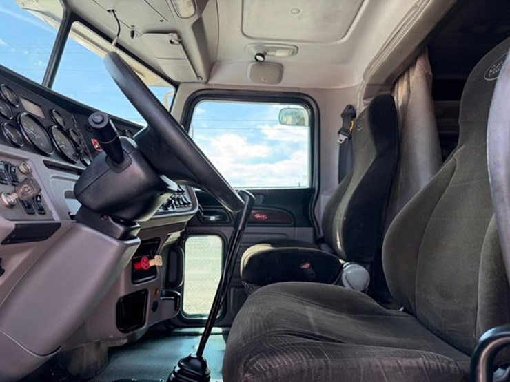 2012-peterbilt-388-image-12