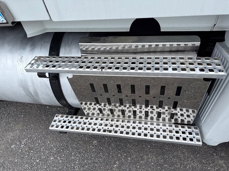 #31952-•-2010-volvo-vnl-tandem-axle-truck-tractor-image-25