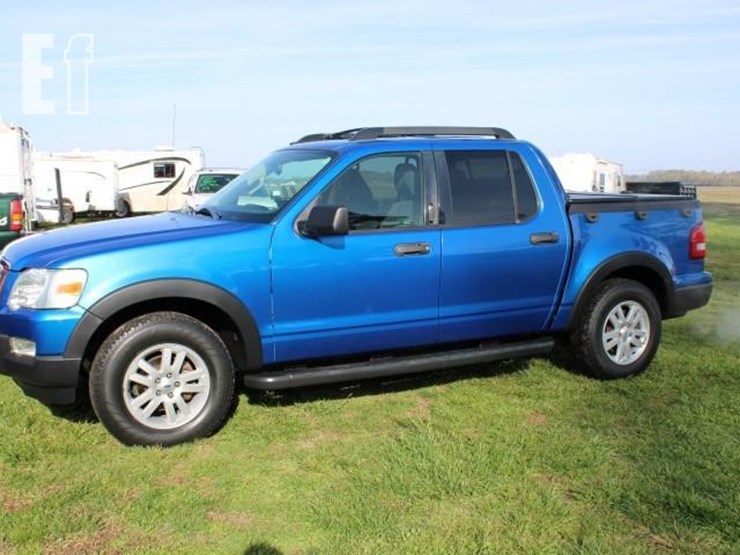 2010-ford-explorer-xlt-image-1