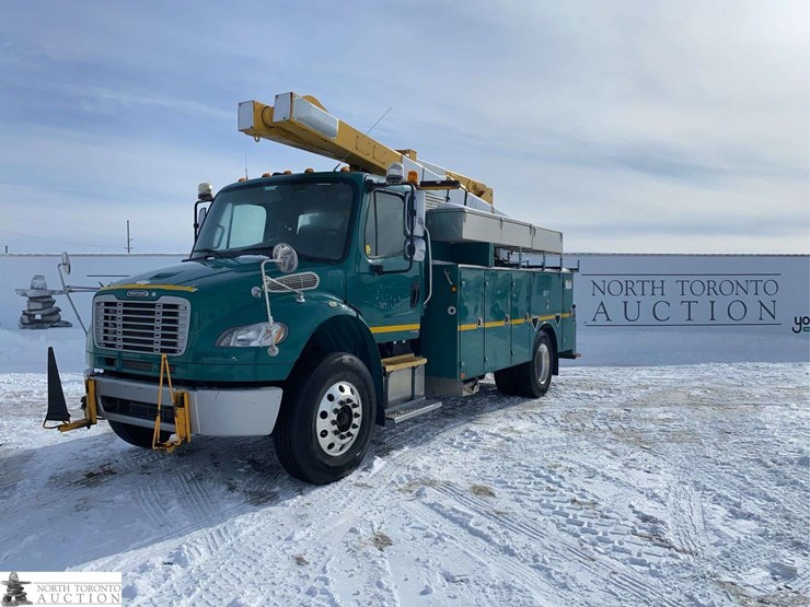 2010-freightliner-m2-106-image-1