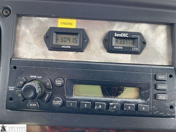 2011-freightliner-m2-106-image-18