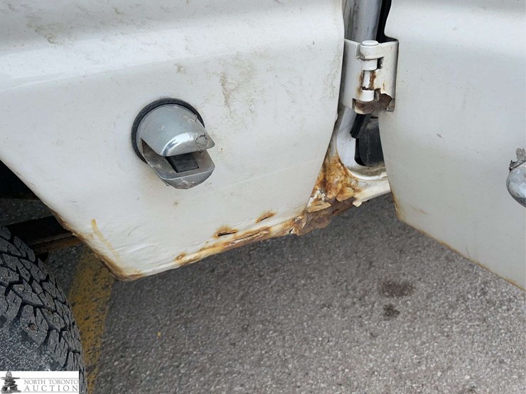 2012-ford-cargo-image-28