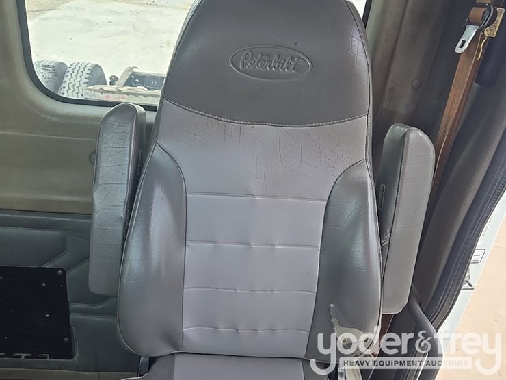 2011-freightliner-cascadia-125-image-80