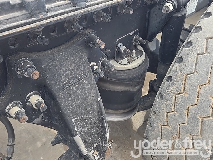 2011-freightliner-cascadia-125-image-29