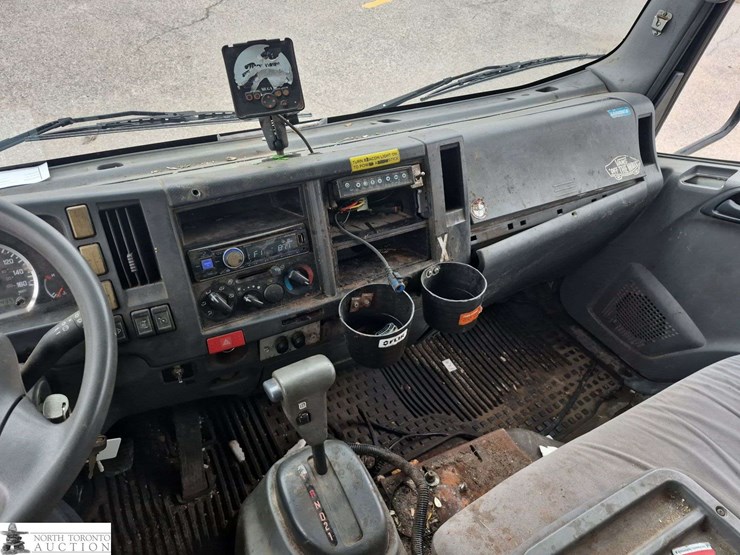 2016-isuzu-nqr-image-14