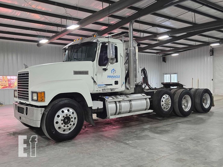 2017-mack-pinnacle-chu613-image-1