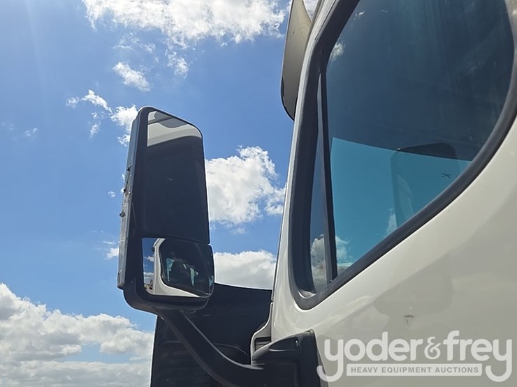 2011-freightliner-cascadia-125-image-60