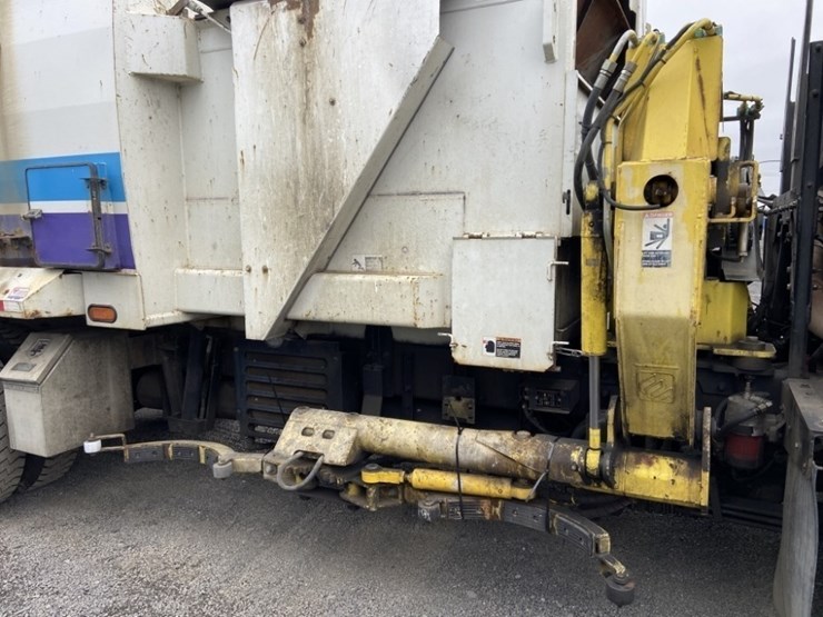 2014-peterbilt-320-image-24