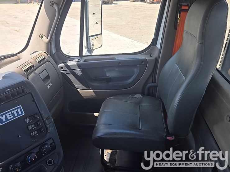 2011-freightliner-cascadia-125-image-67