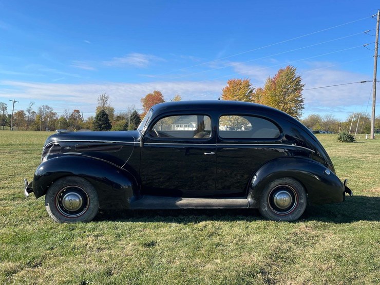 1938-ford-two-door-deluxe-sedan---original-car!-image-2