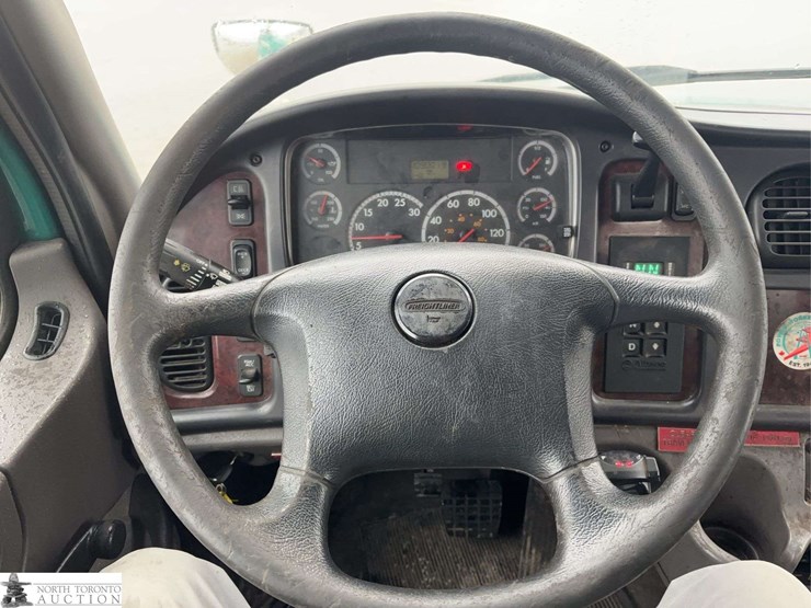 2011-freightliner-m2-106-image-25