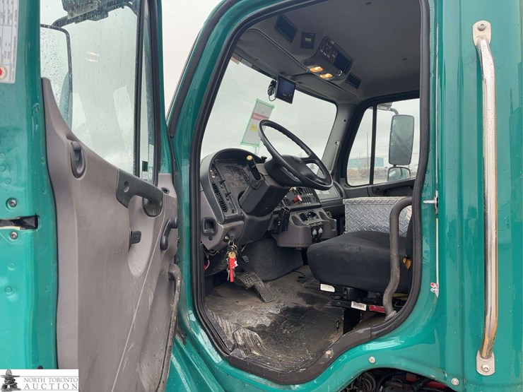 2012-freightliner-m2-106-image-24