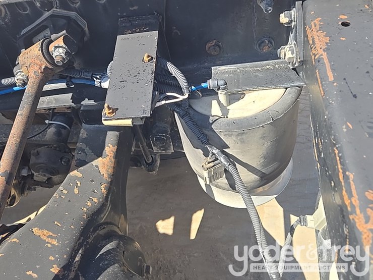 2011-freightliner-cascadia-125-image-26