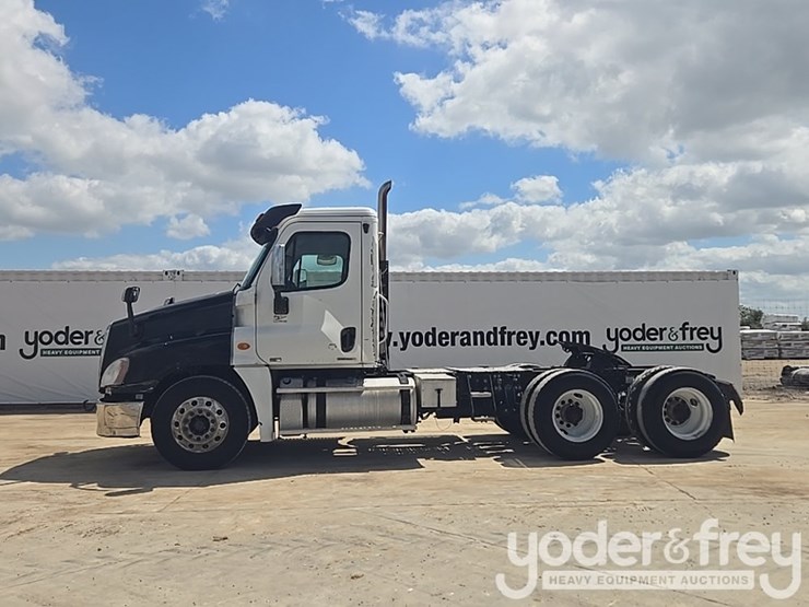 2011-freightliner-cascadia-125-image-2