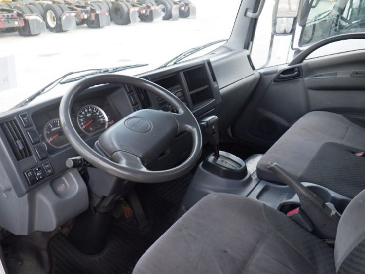 2014-isuzu-npr-hd-image-14