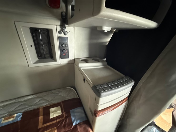 #31956-•-2012-volvo-vnl-tandem-axle-truck-tractor-image-9