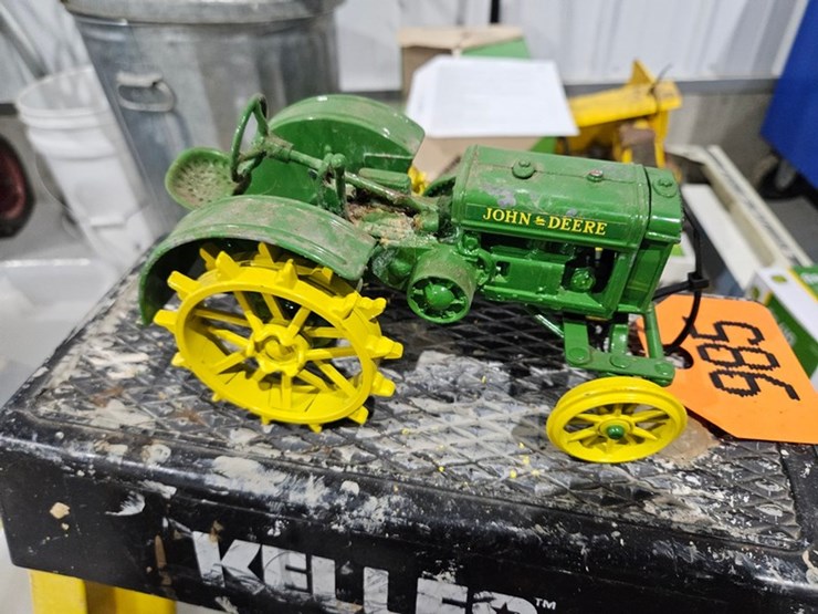 #985-•-john-deere-1/16-die-cast-toy-tractor-image-6