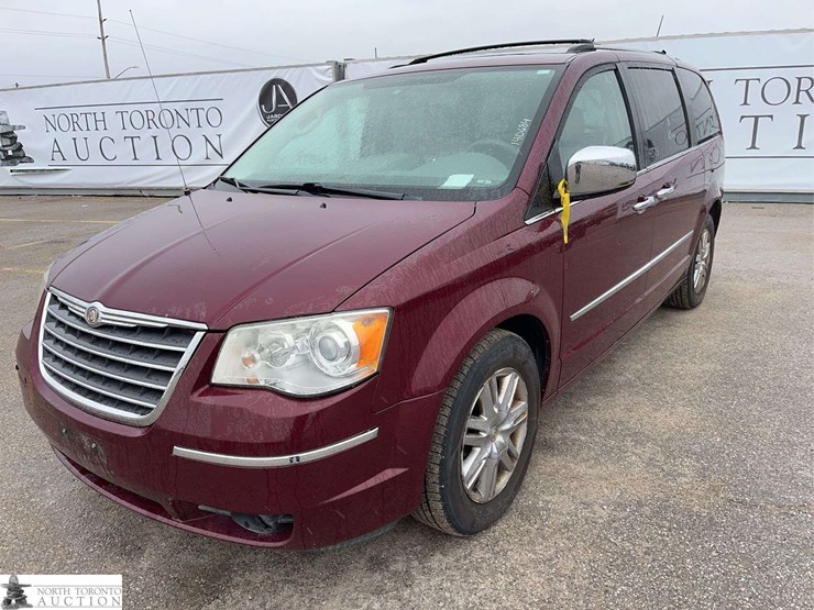 2008-chrysler-town-&-country-image-1