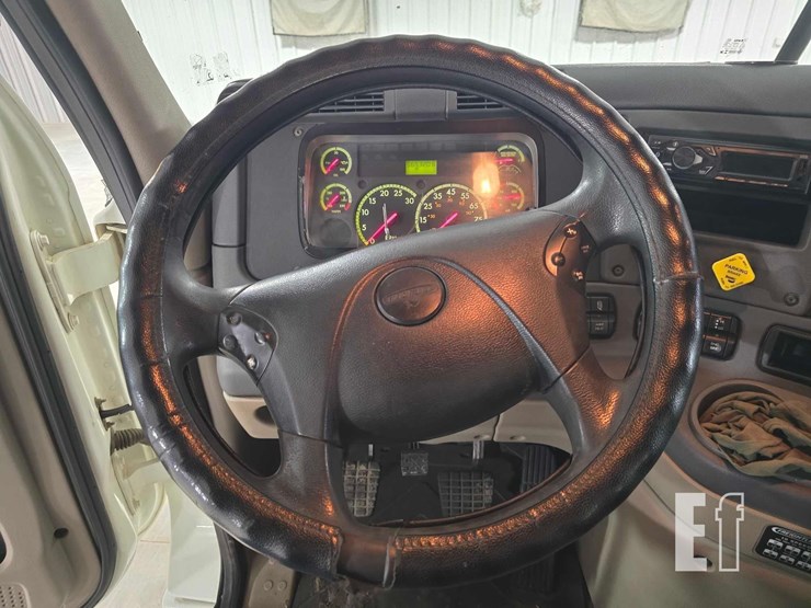 2014-freightliner-cascadia-125-image-10