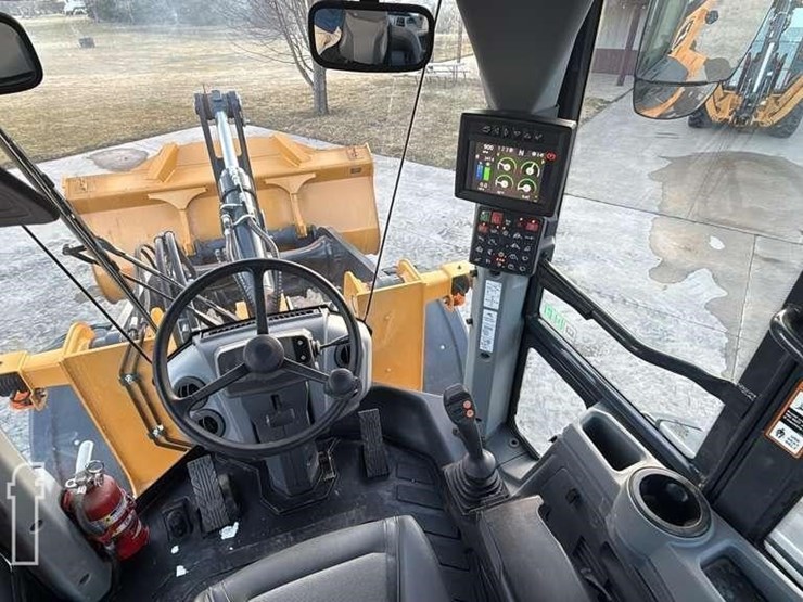 2024-deere-624-p-tier-image-7