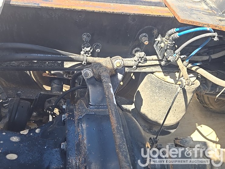 2011-freightliner-cascadia-125-image-24