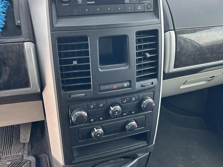 2010-dodge-grand-caravan-sxt-image-13