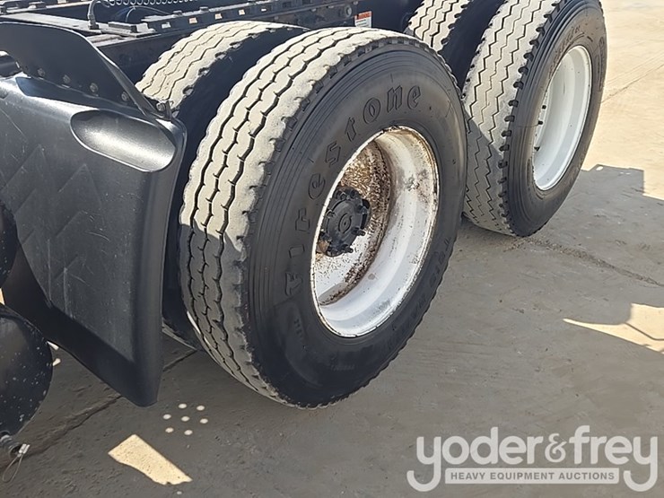 2014-freightliner-cascadia-113-image-11