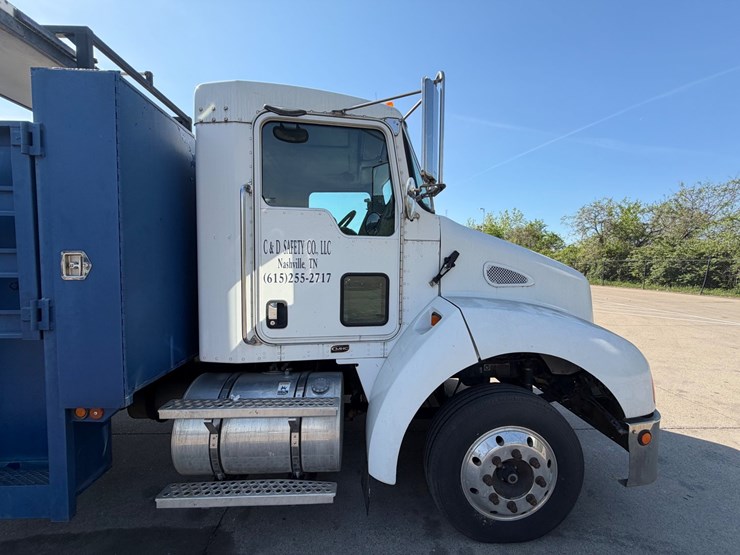 2007-kenworth-t300-image-14