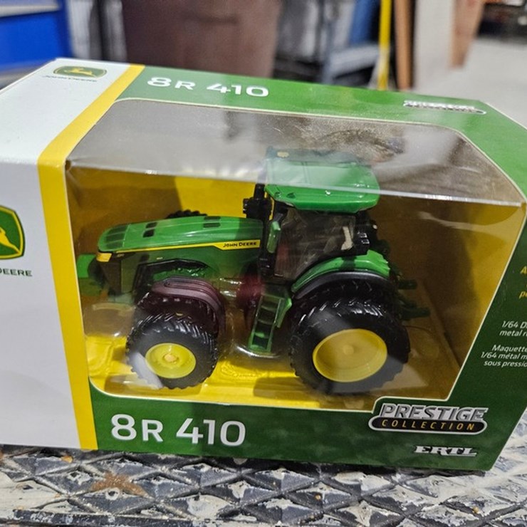 #1001 • John Deere 8R 410 1/64 Die Cast Toy Tractor
