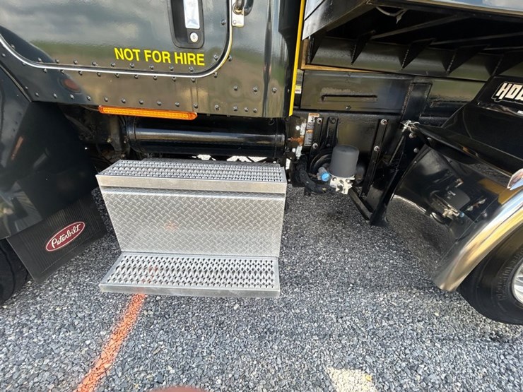 2005-peterbilt-335-image-15