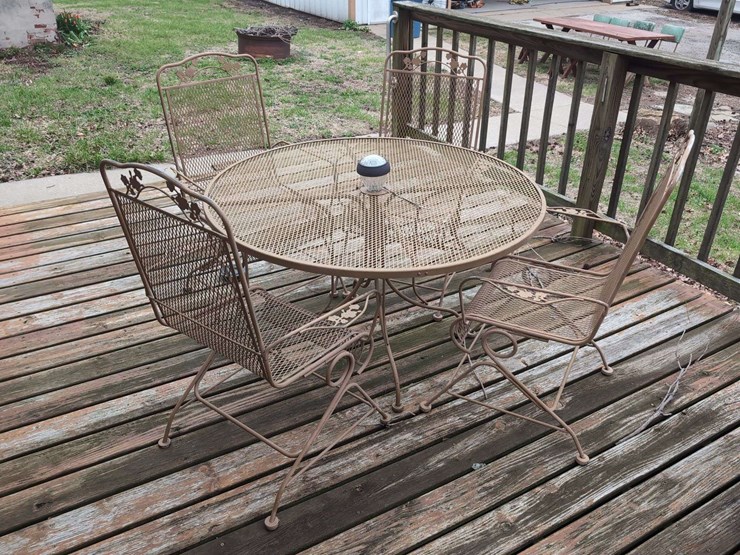 outdoor-metal-mesh-table-and-chairs-set-image-1