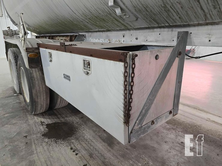 1974-trailmobile-tanker-image-10