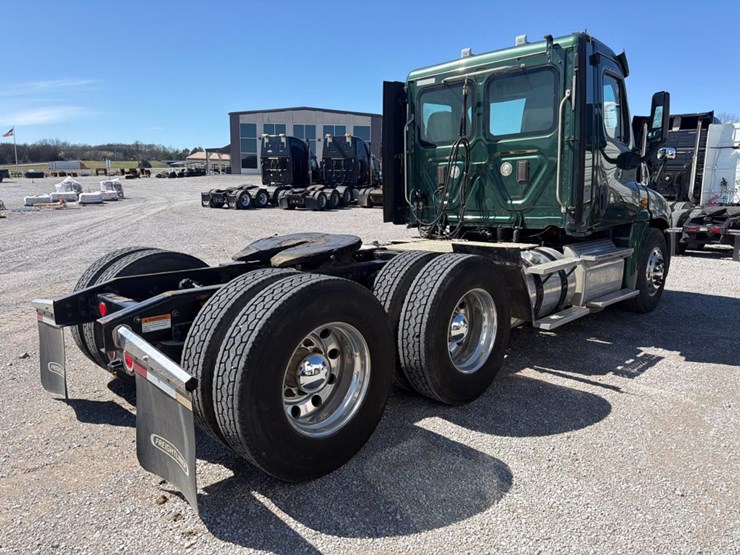 #31953-•-2013-freightliner-tandem-axle-truck-tractor-image-3