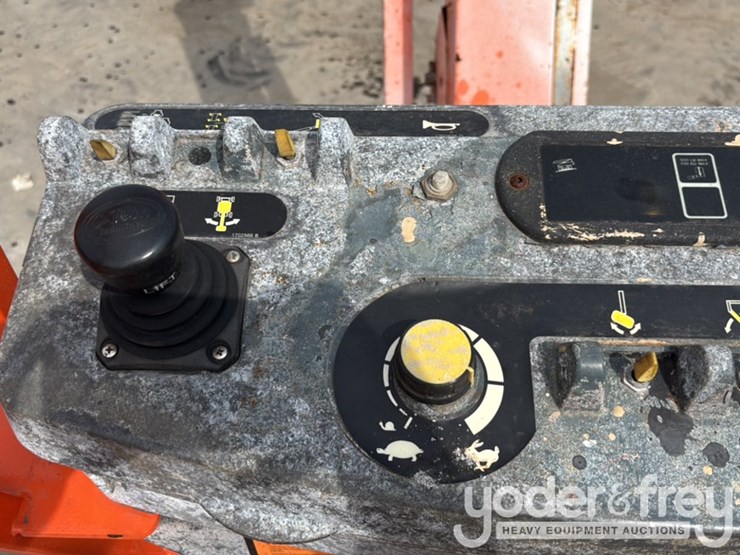 2014-jlg-800aj-image-40