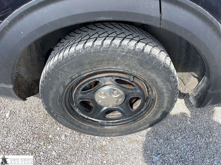 2020-ford-explorer-image-18