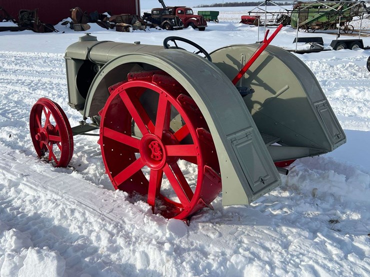 1925-fordson-with-mounted-terrace-plow-image-7