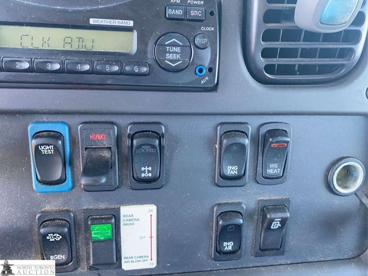 2016-freightliner-108sd-image-15