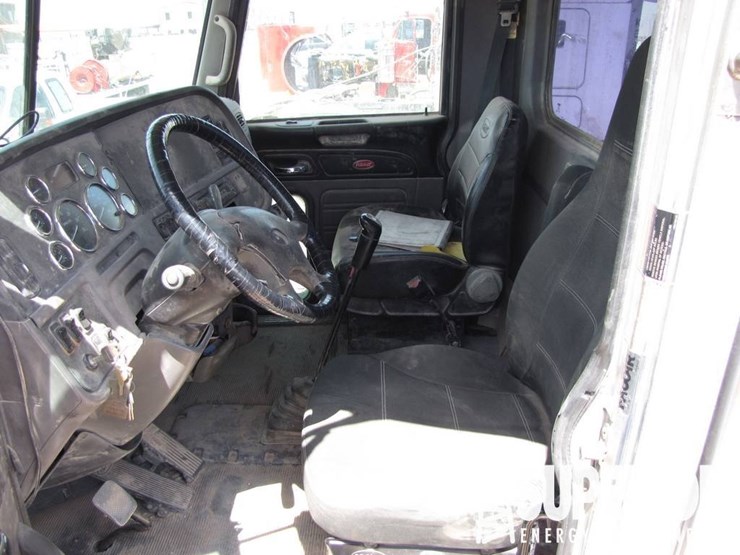 2010-peterbilt-384-image-3