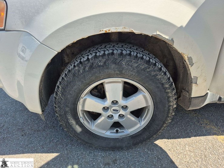 2010-ford-escape-image-21