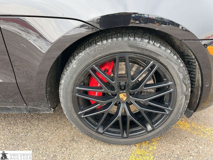 2024-porsch-macan-gts-image-18