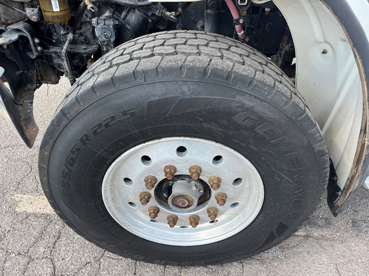 2020-freightliner-m2-106-image-12