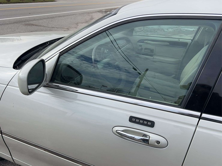 2005-lincoln-town-car-image-19