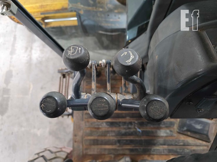 2012-deere-772g-image-23