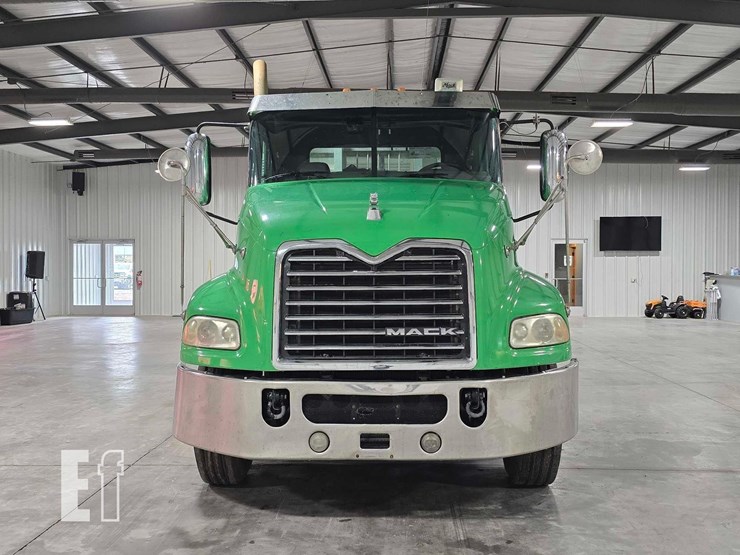 2017-mack-pinnacle-cxu613-image-7